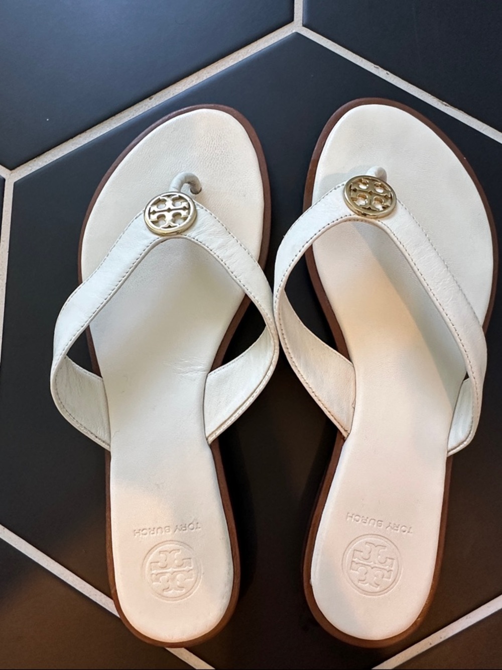 Tory Burch White Leather Thong Sandals Gold Logo (flip flop)